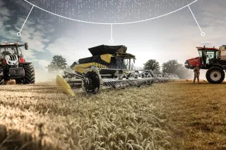 Traktor, sklízecí mlátička a postřikovač propojené na poli.