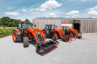 Oranžové traktory Kubota s čelními nakladači.