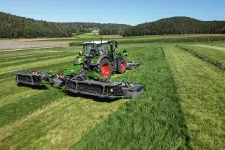 Traktor Fendt s žací trojkombinací při sečení louky