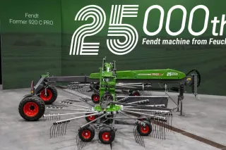 Shrnovač Fendt vystavený před nápisem 25 000.