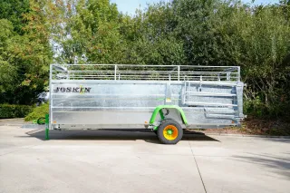 Stříbrný přepravník hospodářských zvířat Joskin Betimax RDS.