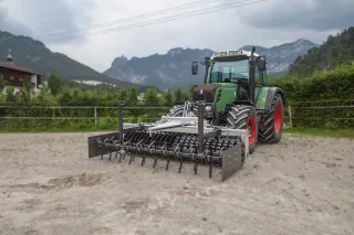 Traktor Fendt s čelním pěchovacím válcem Fliegl.