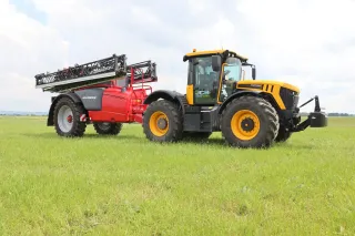 Žlutý traktor JCB Fastrac s červeným postřikovačem Horsch Leeb.