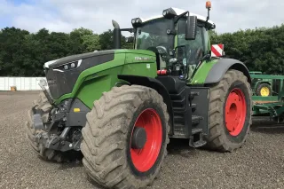 Zelený traktor Fendt na prodejním dvoře.