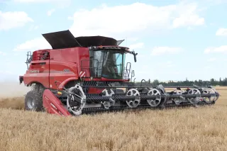 Červená sklízecí mlátička Case IH Axial Flow v obilí.