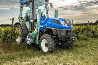 Modrý vinohradnický traktor New Holland u vinice.