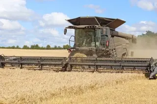 Sklízecí mlátička Fendt při žních na poli.