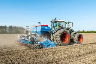Traktor se secím strojem Lemken Solitair MR na poli.