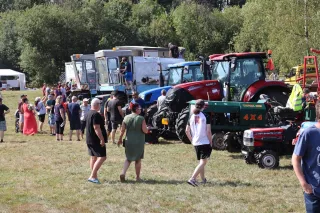 Návštěvníci si prohlížejí traktory na AgroShow v Jakubovicích.