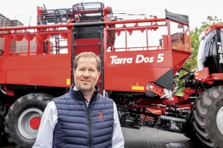 Martin Führer stojí před sklízecím strojem Holmer Terra Dos 5.