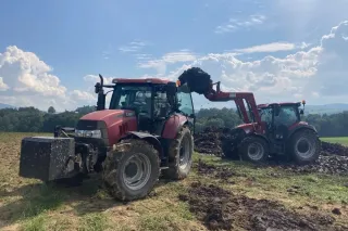 Dva traktory Case IH při práci na poli farmy Zeman.