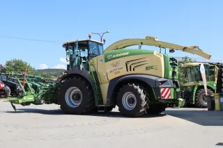 Zelená sklízecí řezačka Krone BiG X na dvoře.