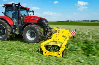 Traktor s technikou BEDNAR při práci na poli.