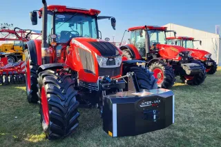 Červené traktory Zetor vystavené na AgroShow Bednary.