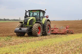 Traktor s kypřičem Horsch při práci na poli.
