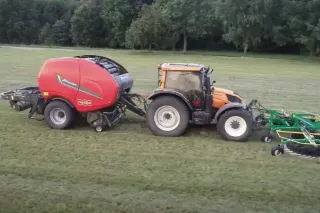 Lis na kulaté balíky Kverneland FastBale při práci na louce.