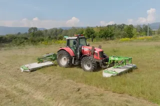 Traktor se žacími stroji SaMASZ při sklizni pícnin.