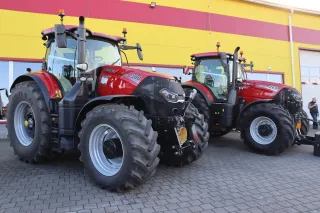 Dva červené traktory Case IH před budovou BV-Techniky