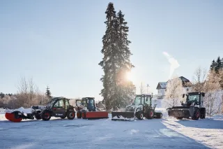 Stroje Bobcat určené k odklízení sněhu v zimní krajině.