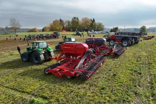 Návštěvníci polního dne společnosti STAGRA u strojů Horsch.