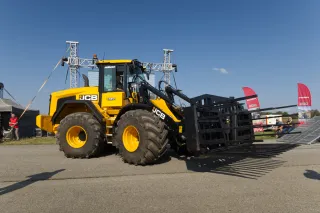 Kolový nakladač JCB při předváděcí akci společnosti PEKASS.