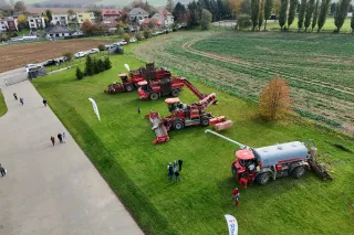 Pohled shora na vystavené červené stroje Holmer v Pačlavicích.