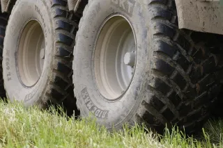Detail pneumatik BKT na zemědělském stroji.