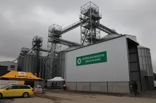 Nová posklizňová linka a sila Zemědělského družstva Senice na Hané.