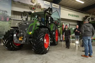 Traktor Fendt 600 Vario vystavený v hale.