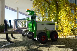 Zelený polní robot pro precizní zemědělství.