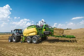 Traktor s velkoformátovým lisem Krone BiG Pack na poli.