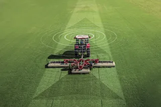 Traktor s automatickým řízením Topcon Value Line na poli.