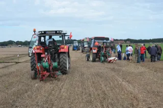 Traktory a oráči na mistrovství světa v orbě.