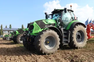 Traktory DEUTZ-FAHR stojící v řadě.