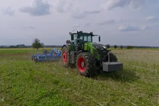Traktor s diskovými branami LEMKEN Rubin 10 TF na poli.