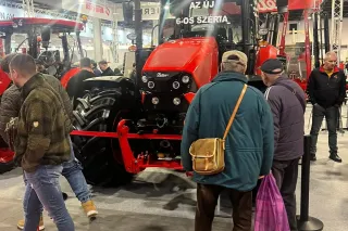 Červený traktor Zetor Řada 6 na výstavním stánku