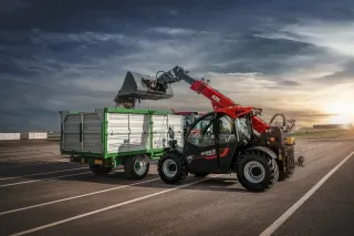 Teleskopický nakladač Case IH Farmlift při nakládání