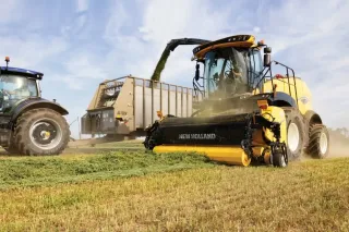 Sklízecí řezačka New Holland při práci