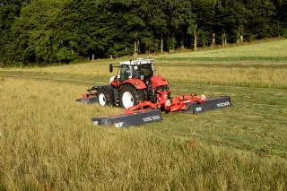 Traktor se žacím strojem SIP SILVERCUT DISC na louce