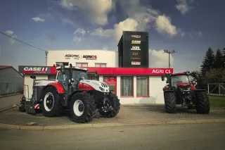 Provozovna AGRI CS s traktorem před budovou