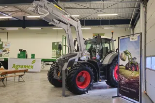 Traktor Fendt s čelním nakladačem v hale