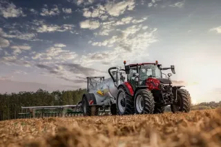Traktor Case IH při práci na poli