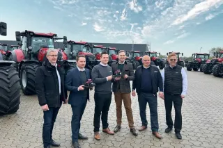 Zástupci společnosti před řadou nových traktorů Case IH