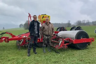 Dva zemědělci u válce GOLEM 540