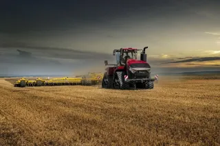 Pásový traktor Case IH při práci na poli