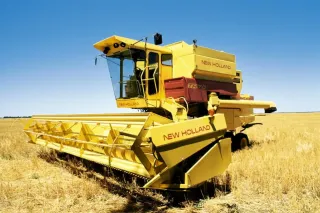 Historická žlutá sklízecí mlátička New Holland TR70
