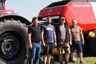 Skupina zemědělců u lisu Pöttinger