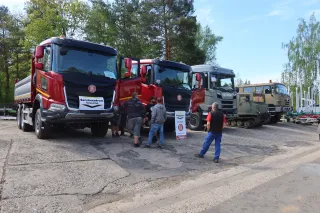 Nákladní vozy Tatra a další technika na dni otevřených dveří UMIKOV CZ.