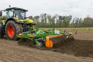Traktor s prutovým válcem AMAZONE při práci