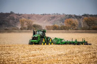 Autonomní traktor John Deere na poli